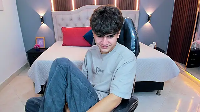 Tommy18__ Chat XXX in diretta