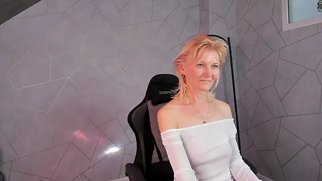 Chat +18 de Julie_Lucas ao vivo