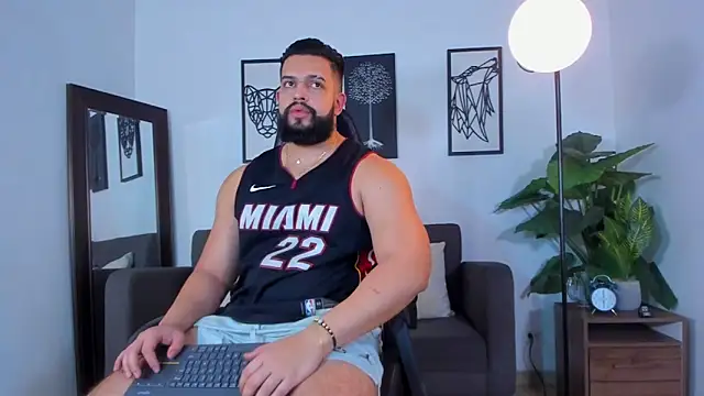 Justin_kingX7 Chat XXX in diretta