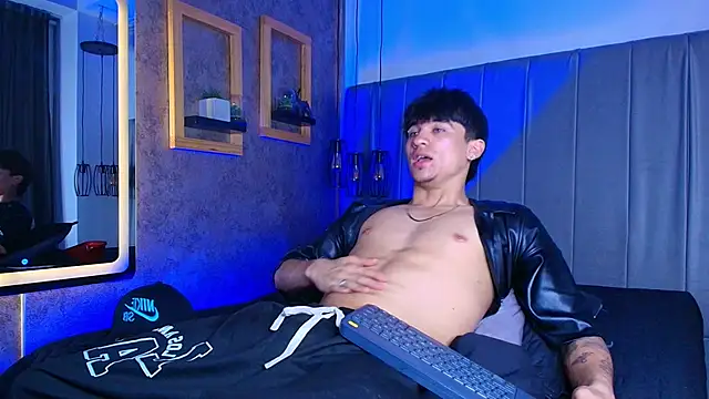 The_BossCrown Show in webcam