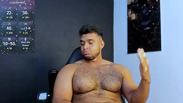 Big_furry_bear13 élő XXX-chatje