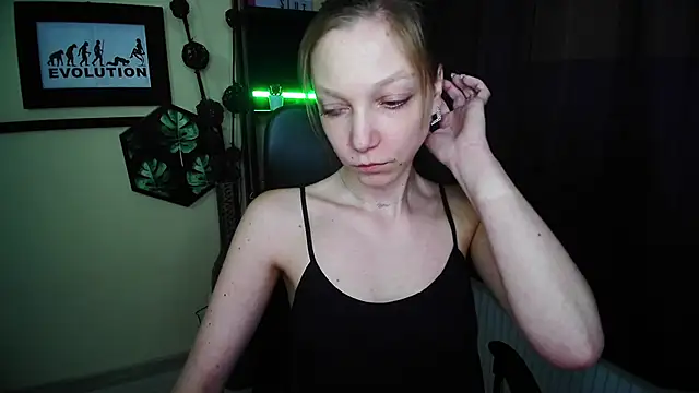 EmillyPlay élő XXX-chatje