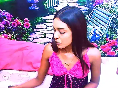 IndianPretty14u2Luv's Live XXX Chat