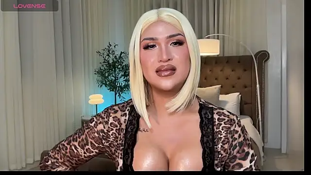 Your_Majesty_Tyra Show in webcam