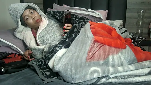 BigButt-MomJ75 Webcam-Show