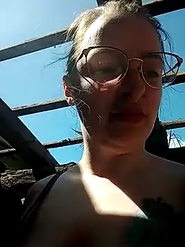 CleverPitzimitzi's Live XXX Chat