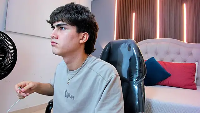 Chat XXX en directo de Tommy18__