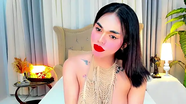 MochaliciousTransOnTop Show Webcam