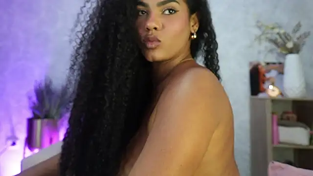 HOTBLACKANDWHITE2 Adlı Modelin Canlı XXX Sohbeti