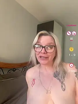 Curvy-Cleo's Live XXX Chat