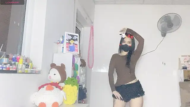 Tieu-May Adlı Modelin Canlı XXX Sohbeti