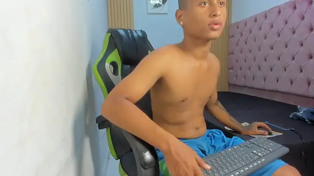 mastermorenohot1 Show in webcam