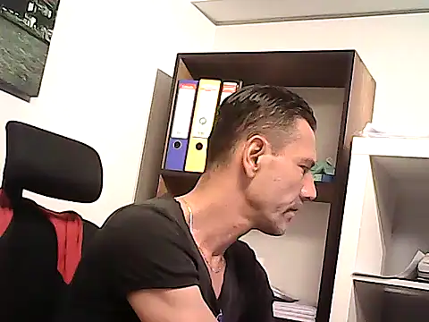 mastercharisma35 Adlı Modelin Canlı XXX Sohbeti