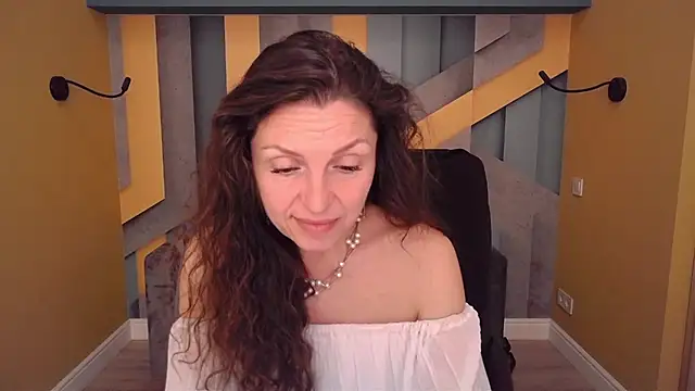 EllaLong Show in webcam