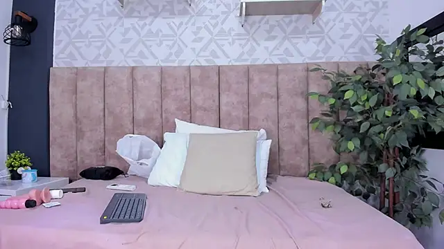 Emillywoodss' Live XXX Chat