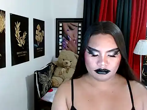 Show modela TSbrianaHugeCock na web-kameri