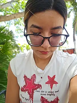 Pretty_roxxyy Show in webcam