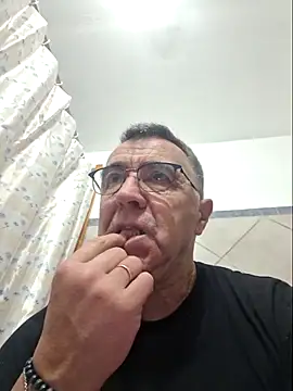 darialmas: διαδικτυακό σόου στην κάμερα