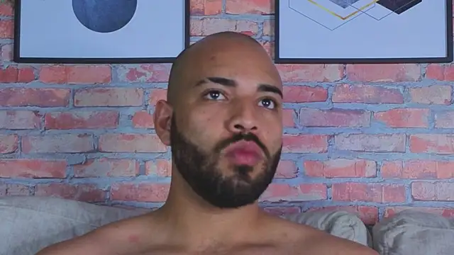 Chris_Varden Show in webcam