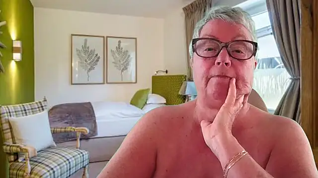 Pokazy przed kamerką – Mystery-Grandmother