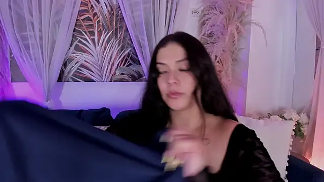 Nicolle_W Show in webcam