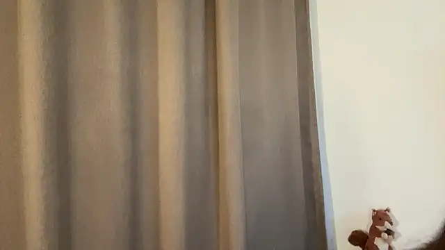 Ur_neighbor_Kira webkamerás műsora
