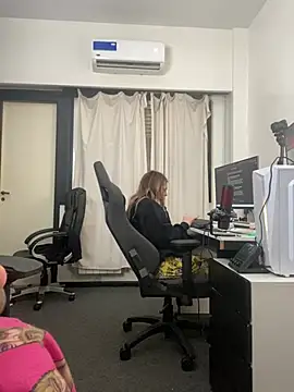 Elnonoykeila77 Show in webcam