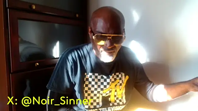 sinnernoir: διαδικτυακό σόου στην κάμερα