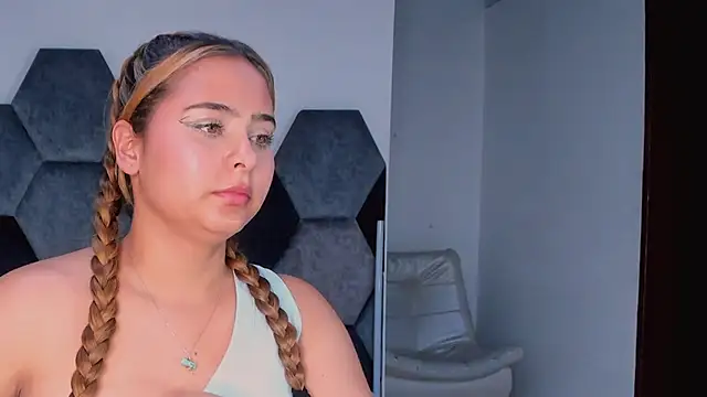 MikaelaStone Live XXX-chat