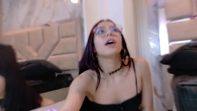 Abrilmirren's Live XXX Chat