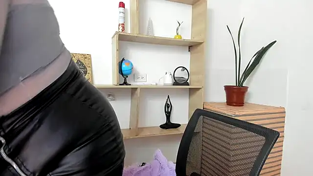 LinaBrowm লাইভ XXX চ্যাট