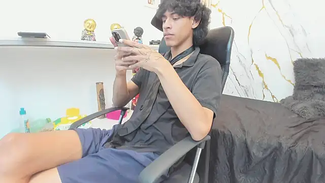 Show modela Zayn_Fox32 na web-kameri