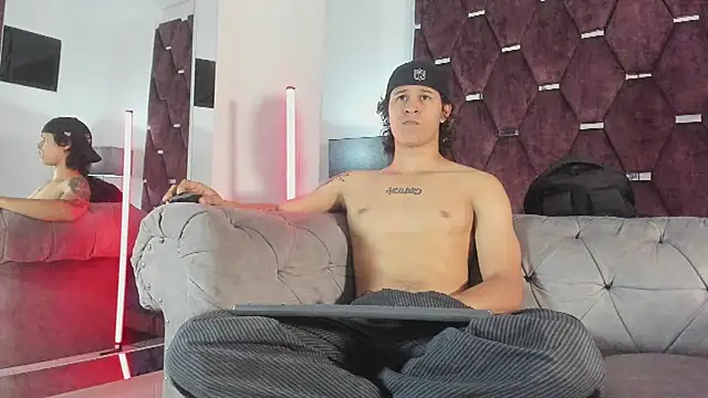 Show modela TonyBenedetti na web-kameri