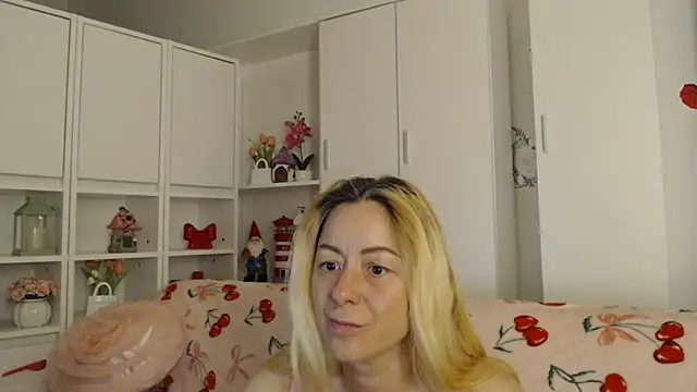 _karolynesyera_ Adlı Modelin Canlı XXX Sohbeti