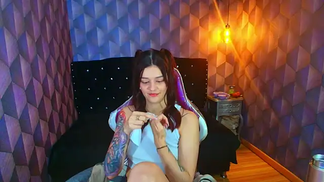 Chatroom XXX en direct de LiaHarryis