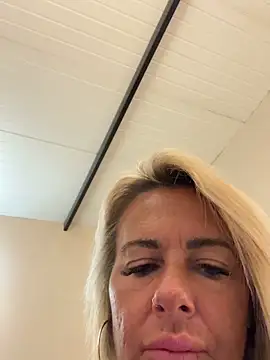 MakemeMillie1 webcam show