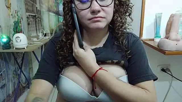 curly_greeneyed's Live XXX Chat