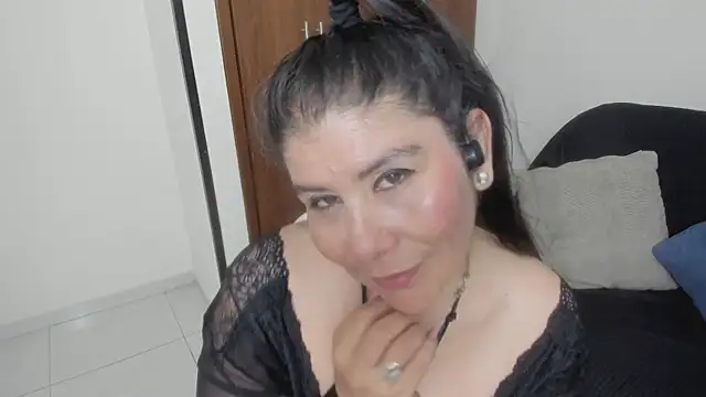 kiraGeiner Adlı Modelin Canlı XXX Sohbeti