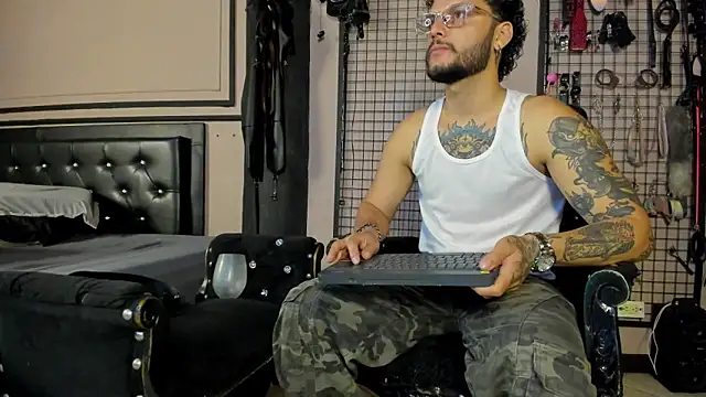 Twisted_Fantasy's Live XXX Chat