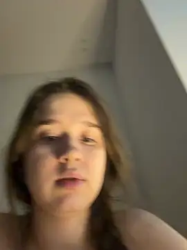 Pokazy przed kamerką – HornyGirlH