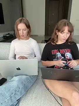 Nura_n_Sarah Webcam show