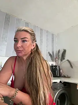 Naughtyhousewife_x Show in webcam