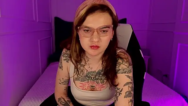 Show modela sashaglow_ na web-kameri