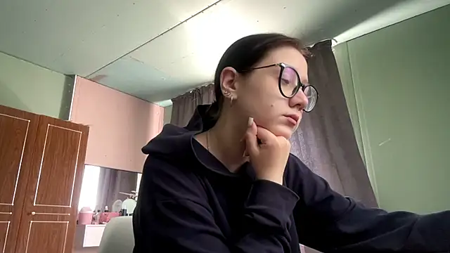 AdelleBaggenstoss' Live XXX Chat