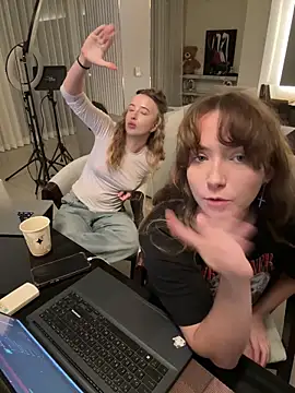 Nura_n_Sarah live XXX chat