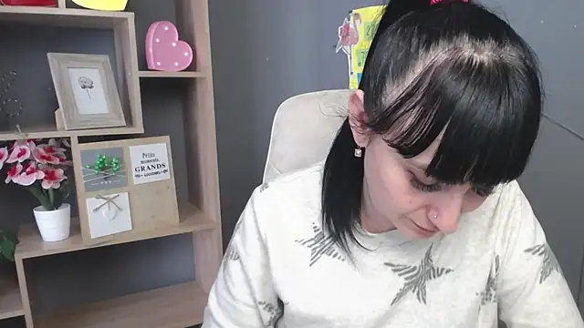 NinaFlawlees' Live XXX Chat