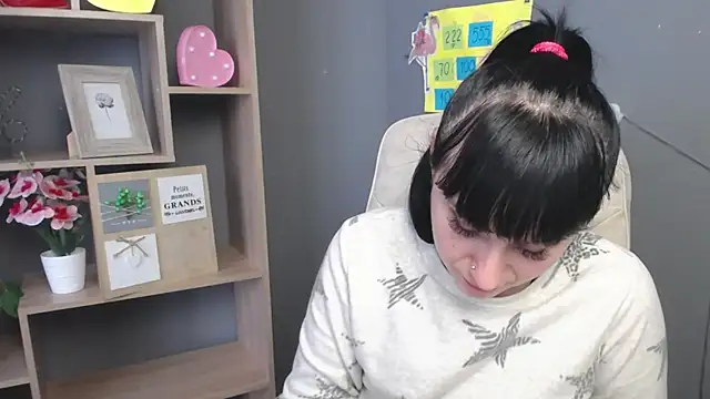 NinaFlawleesのウェブカメラショー