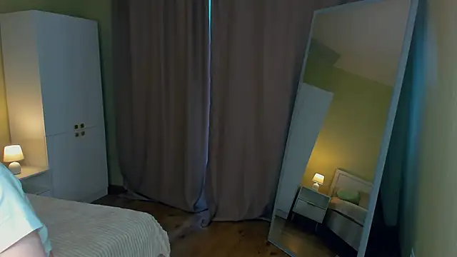 NoraGuyer Show in webcam