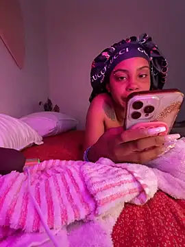 TheRealOshunQueen Show in webcam