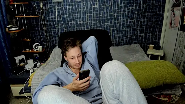CuteBoy228: διαδικτυακό σόου στην κάμερα